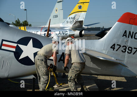 Avieri assegnato al 144squadrone Manutenzione, fissare le fascette intorno a static P Mustang a Fresno Air Base nazionale, California, 31 Agosto, 2017. La P Mustang è un americano di long-range da combattimento aereo utilizzato durante la Seconda Guerra Mondiale e la guerra di Corea. (U.S. Air National Guard foto di Tech. Sgt. Forest Decker) Foto Stock