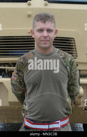 Spc. Johnathan Neal, 386Engineer battaglione, Texas Army National Guard, stare davanti al suo carrello pronto ad aiutare, in Victoria, Texas, 25 agosto 2017. Texas guardie nazionali, locali e lo stato first responders pre-posizionato in tutto il sud del Texas prima della tempesta per garantire Texans nel bisogno avrebbe assistenza immediata a seguito dell'uragano. (U.S. Esercito nazionale Guard foto di Capt. Martha Nigrelle) Foto Stock