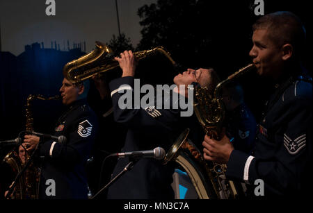 Stati Uniti Air Force Staff Sgt. Brian Connolly, U.S. Forze aeree in Europa jazz band sassofono (medio), riproduce il sassofono durante la band di prestazioni per il 73º anniversario della Rivolta Nazionale Slovacca in Banská Bystrica, Slovacchia, il 29 agosto 2017. La band, chiamato gli ambasciatori, è in grado di riprodurre anche nella capitale della nazione, Bratislava, per la celebrazione. La band USAFE rappresenta internazionale unico patrimonio musicale, la creazione e la conservazione di partenariati in gazzetta multi-militari nazionali e internazionali di comunicazione alla comunità eventi. (U.S. Air Force foto di Senior Airman Tryphena Mayh Foto Stock