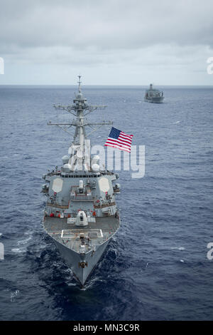 Il Arleigh Burke-class guidato-missile destroyer USS Benfold (DDG 65), a sinistra e i militari di comando Sealift Henry J. Kaiser-class flotta oliatore di rifornimento USNS Pecos (T-AO 197), partecipano in un PHOTOEX durante l'esercizio pacifico Griffin 2017, al largo di Guam, 28 agosto 2017. Pacific Griffin 2017 è un esercizio tra Stati Uniti e Repubblica di Singapore Marine, che rappresentano le funzionalità avanzate di entrambe le Marine Militari di operare e lavorare insieme per garantire la sicurezza marittima e la stabilità. (U.S. Navy combattere la fotocamera dalle comunicazioni di massa Specialist 1a classe Benjamin A. Lewis) Foto Stock