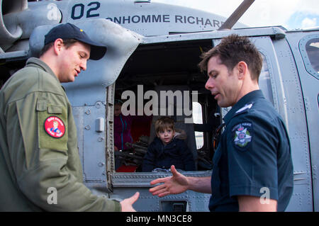 170829-N-TH560-200 MELBOURNE, Australia (Agosto 29, 2017) Aircrewman navale (elicottero) 2a classe Nicholas Daut, sinistra, da Thomaston, Ga., saluta un membro della Victoria acqua squadra di polizia di fronte un MH-60S Mare falco sul ponte di volo dell'assalto anfibio nave USS Bonhomme Richard (LHD 6) durante un tour della nave. Bonhomme Richard, ammiraglia del Bonhomme Richard Expeditionary Strike Group (ESG), era a Melbourne per una programmata visita di porta per la connessione con la Comunità e permettere al personale la possibilità di vivere la cultura australiana. (U.S. Foto di Marina di Massa lo specialista di comunicazione Foto Stock