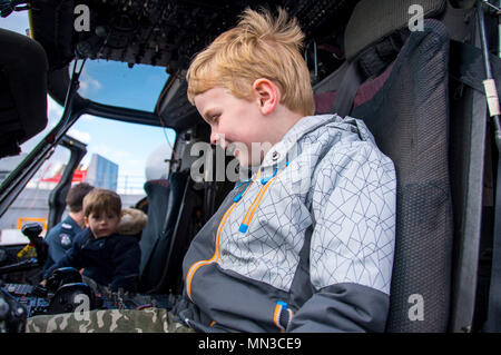 170829-N-TH560-209 MELBOURNE, Australia (Agosto 29, 2017) Ai bambini di esplorare la cabina di pilotaggio di un MH-60S Sea Hawk, assegnato al "Isola Cavalieri" di elicottero di mare squadrone di combattimento (HSC) 25, sul ponte di volo dell'assalto anfibio nave USS Bonhomme Richard (LHD 6) durante un tour della nave. Bonhomme Richard, ammiraglia del Bonhomme Richard Expeditionary Strike Group (ESG), era a Melbourne per una programmata visita di porta per la connessione con la Comunità e permettere al personale la possibilità di vivere la cultura australiana. (U.S. Foto di Marina di Massa lo specialista di comunicazione 2a classe Jeanette Mullinax/Release Foto Stock