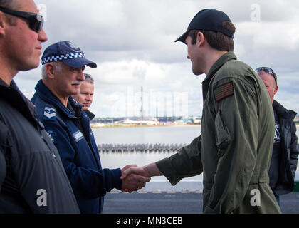 170829-N-TH560-184 MELBOURNE, Australia (Agosto 29, 2017) Aircrewman navale (elicottero) 2a classe Brice Mora, a destra dal Grand Rapids, Mich, saluta i membri del Victoria acqua squadra di polizia e membri della famiglia sul ponte di volo dell'assalto anfibio nave USS Bonhomme Richard (LHD 6) durante un tour della nave. Bonhomme Richard, ammiraglia del Bonhomme Richard Expeditionary Strike Group (ESG), era a Melbourne per una programmata visita di porta per la connessione con la Comunità e permettere al personale la possibilità di vivere la cultura australiana. (U.S. Foto di Marina di Massa lo specialista di comunicazione 2a classe Foto Stock