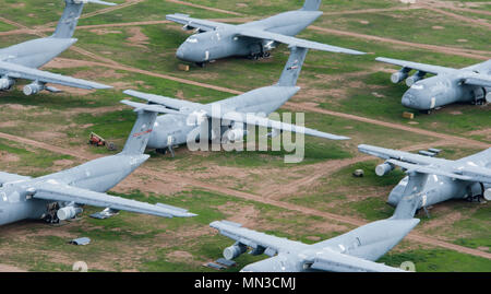 Ritirato C-5 galassie sedersi al settore aerospaziale 309th manutenzione e rigenerazione del gruppo di aeromobili e di storage di missili e impianto di manutenzione su Davis-Monthan AFB, Ariz, Agosto 2, 2017. Il AMARG è il più grande aereo di storage e facilità di conservazione in tutto il mondo. (U.S. Foto di forza dal personale Sgt. Perry Aston) Foto Stock