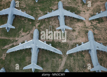 Ritirato C-5 galassie sedersi al settore aerospaziale 309th manutenzione e rigenerazione del gruppo di aeromobili e di storage di missili e impianto di manutenzione su Davis-Monthan AFB, Ariz, Agosto 2, 2017. Il AMARG è il più grande aereo di storage e facilità di conservazione in tutto il mondo. (U.S. Foto di forza dal personale Sgt. Perry Aston) Foto Stock