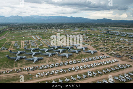 Ritirato C-5 galassie sedersi al settore aerospaziale 309th manutenzione e rigenerazione del gruppo di aeromobili e di storage di missili e impianto di manutenzione su Davis-Monthan AFB, Ariz, Agosto 2, 2017. Il AMARG è il più grande aereo di storage e facilità di conservazione in tutto il mondo. (U.S. Foto di forza dal personale Sgt. Perry Aston) Foto Stock