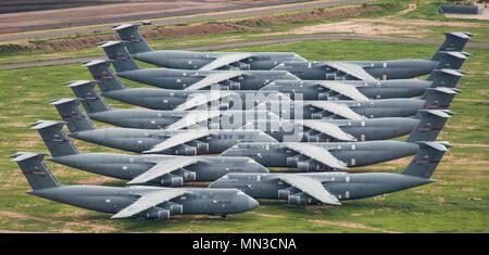 Ritirato C-5 galassie sedersi al settore aerospaziale 309th manutenzione e rigenerazione del gruppo di aeromobili e di storage di missili e impianto di manutenzione su Davis-Monthan AFB, Ariz, Agosto 2, 2017. Il AMARG è il più grande aereo di storage e facilità di conservazione in tutto il mondo. (U.S. Foto di forza dal personale Sgt. Perry Aston) Foto Stock