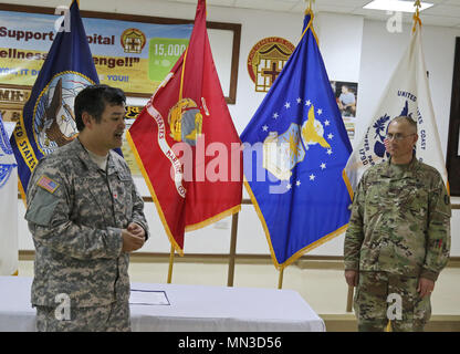 Mark Hooper (sinistra), direttore regionale presso il Camp Arifjan la Croce Rossa Americana e Stati Uniti Esercito Col. Bruce Syvinski (a destra), commander, 86a supporto di combattimento ospedale, discutere le esperienze dei volontari possono guadagnare nel loro programma di cooperazione il 31 agosto. I volontari lavorano attraverso la Croce Rossa, può acquisire informazioni in un campo medico che sarà più ampio vi singoli insiemi di competenze. Foto Stock