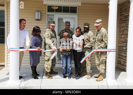 Fort McCoy è un'installazione dell'esercito degli Stati Uniti nel Wisconsin che funge da centro di mobilitazione e addestramento. Il 24 agosto 2017, una cerimonia di taglio del nastro ha segnato l'aggiunta di 56 nuove case a South Post Housing, aumentando il totale a 113 unità. La fotografia d'archivio documenta l'espansione dell'alloggiamento con sistemi di riscaldamento geotermico e scaldacqua istantanei a gas naturale senza serbatoio. Foto Stock