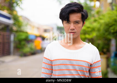 Bel giovane uomo asiatico nelle strade all'aperto Foto Stock