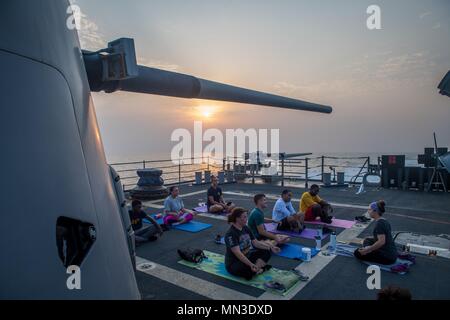 170822-N-VR594-0064 GOLFO ARABICO (Agosto 22, 2017) marinai eseguire lo yoga sul fiocco della Ticonderoga-class guidato-missili cruiser USS Princeton (CG 59). Princeton è distribuito negli Stati Uniti Quinta Flotta area di operazioni a sostegno della sicurezza marittima operazioni destinate a rassicurare gli alleati e partner e preservare la libertà di navigazione e il libero flusso di commercio nella regione. (U.S. Foto di Marina di Massa lo specialista di comunicazione di terza classe Kelsey J. Hockenberger/rilasciato) Foto Stock