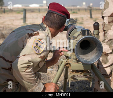 Un esercito iracheno soldier guarda giù un ambito di un fucile recoilless durante l uso di armi pesanti formazione presso la gamma Besmaya complessa, Iraq, 15 agosto 2017. La gamma Besmaya complesso è uno dei quattro Combined Joint Task Force - Funzionamento inerenti risolvere la costruzione di capacità del partner location dedicate ai partner di formazione delle forze e il miglioramento della loro efficacia sul campo di battaglia. CJTF-funzione OIR è la coalizione globale per sconfiggere ISIS in Iraq e la Siria. (U.S. Esercito foto di Sgt. Tracy McKithern) Foto Stock