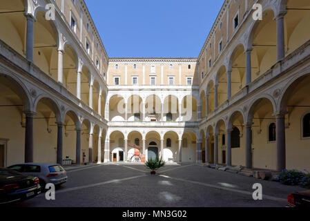 Il XV secolo Palazzo della Cancelleria (Palazzo della Cancelleria), Roma, Italia. Il cortile interno è rivestito con quaranta quattro granito egiziano col Foto Stock