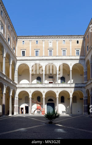 Il XV secolo Palazzo della Cancelleria (Palazzo della Cancelleria), Roma, Italia. Il cortile interno è rivestito con quaranta quattro granito egiziano col Foto Stock