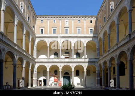 Il XV secolo Palazzo della Cancelleria (Palazzo della Cancelleria), Roma, Italia. Il cortile interno è rivestito con quaranta quattro granito egiziano col Foto Stock