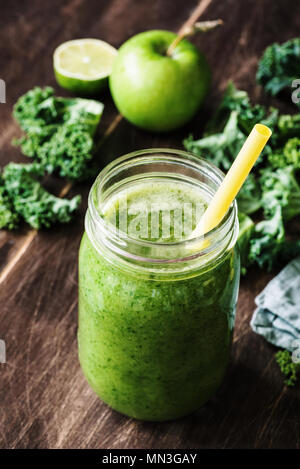 Verde smoothie detox o succo in una bottiglia di vetro. Smoothie con kale, Apple, calce e i broccoli. Concetto di stile di vita sano, mangiare sano, vegane e v Foto Stock