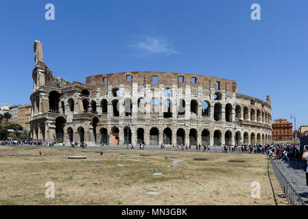 La parte esterna del Colosseo che è uno della Roma antica più grandi opere di architettura romana e di ingegneria. Completato in A.D. 80, il monumenta Foto Stock