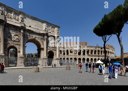 L'Arco Trionfale di Costantino (Arco di Costantino) e il Colosseo, Roma, Italia. L'Arco fu eretta nel 315 D.C. in onore di Costantino victor Foto Stock