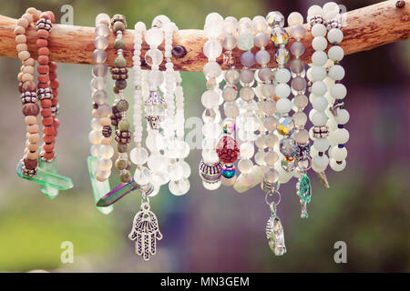 Cordone naturale bracciali appeso sul ramo naturale Foto Stock
