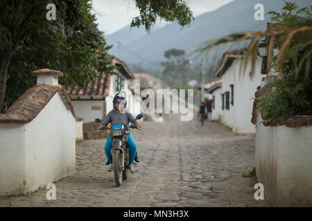 Un uomo su una moto, Villa de Leyva, Boyacá, Colombia Foto Stock