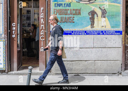 Un antico bar view nel quartiere Malasaña, città di Madrid, Spagna. Foto Stock