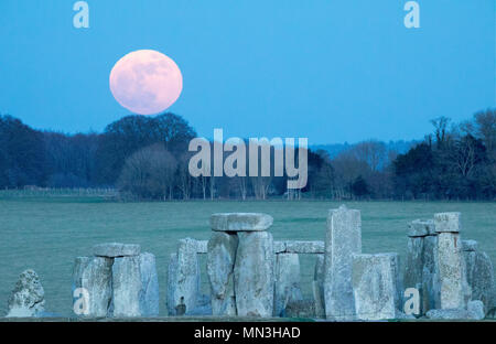 Il super blue moon salire oltre il sito di Stonehenge, Wiltshire, Inghilterra, Regno Unito Foto Stock