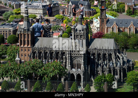 Turisti visitano il Madurodam theme park, nella città di L'Aia. Questo parco ha una collezione di miniature dei monumenti più importanti di Olanda Foto Stock