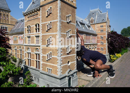 Turisti visitano il Madurodam theme park, nella città di L'Aia. Questo parco ha una collezione di miniature dei monumenti più importanti di Olanda Foto Stock