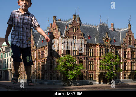 Turisti visitano il Madurodam theme park, nella città di L'Aia. Questo parco ha una collezione di miniature dei monumenti più importanti di Olanda Foto Stock