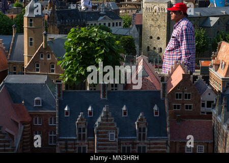 Turisti visitano il Madurodam theme park, nella città di L'Aia. Questo parco ha una collezione di miniature dei monumenti più importanti di Olanda Foto Stock