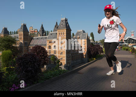 Turisti visitano il Madurodam theme park, nella città di L'Aia. Questo parco ha una collezione di miniature dei monumenti più importanti di Olanda Foto Stock