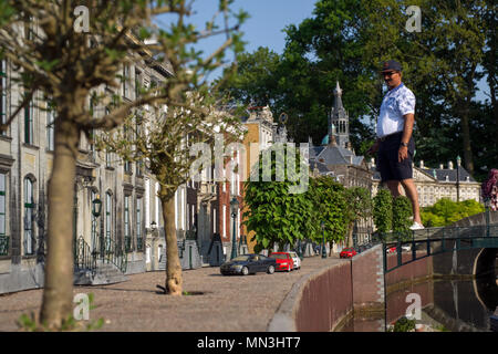 Turisti visitano il Madurodam theme park, nella città di L'Aia. Questo parco ha una collezione di miniature dei monumenti più importanti di Olanda Foto Stock