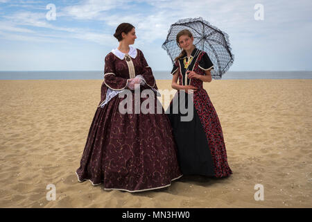 Caratteri mascherati nel XIX secolo i vestiti durante la celebrazione del bicentenario del Scheveningen complesso turistico Foto Stock