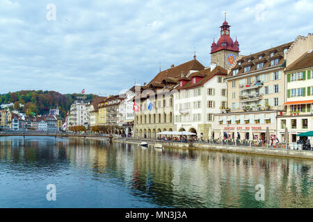 Lucerna, Svizzera - 19 Ottobre 2017: argine del fiume Reuss con il vecchio municipio Foto Stock