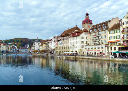 Lucerna, Svizzera - 19 Ottobre 2017: argine del fiume Reuss con il vecchio municipio Foto Stock