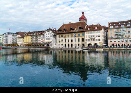 Lucerna, Svizzera - 19 Ottobre 2017: argine del fiume Reuss con il vecchio municipio Foto Stock