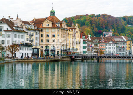 Lucerna, Svizzera - 19 Ottobre 2017: Rathausquai, argini del fiume Reuss con un ponte pedonale Foto Stock