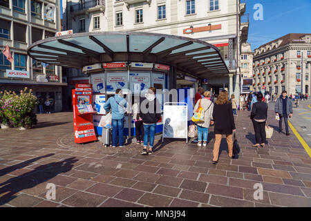Lucerna, Svizzera - 19 Ottobre 2017: popolo svizzero di acquistare i biglietti ad una fermata dei mezzi di trasporto al centro della città Foto Stock