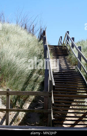 Paesi bassi,Olanda,Olandese, Zeeland,Westkapelle,Luglio 2017:scale dalla spiaggia attraverso le dune Foto Stock