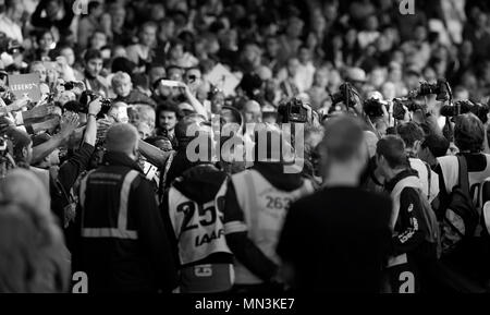 Londra, Inghilterra - 05 agosto: Usain Bolt dopo aver eseguito il suo ultimo 100m gara gode l'attenzione di fan mentre circondato dai fotografi durante il giorno due del XVI IAAF mondiale di atletica Londra 2017 presso il London Stadium il 5 agosto 2017 a Londra, Regno Unito. Foto di Paul Cunningham Foto Stock