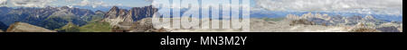 Ampia vista panoramica del Sass Pordoi in sella gruppo montuoso, preso dal Piz Boe Peak Foto Stock