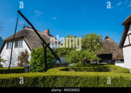 Un piccolo museo locale con gli elementi agricoli, Göhren, Insel Rügen, Meclemburgo-Pomerania Occidentale, Germania Foto Stock