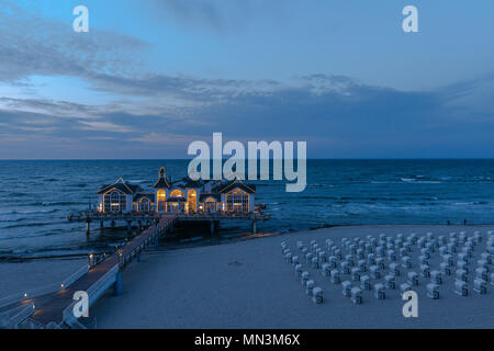 Seebrücke mit Ristorante, beleuchtet, Sellin, Meclenburgo-Pomerania Occidentale, Germania Foto Stock