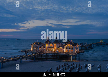 Seebrücke mit Ristorante, beleuchtet, Sellin, Meclenburgo-Pomerania Occidentale, Germania Foto Stock