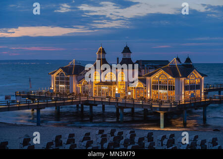 Seebrücke mit Ristorante, beleuchtet, Sellin, Meclenburgo-Pomerania Occidentale, Germania Foto Stock