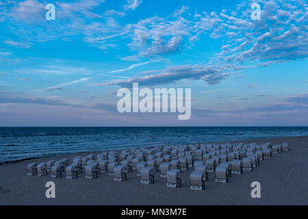 Spiaggia, sedie allineate sul Mar Baltico beach, Sellin, Meclenburgo-Pomerania Occidentale, Meclemburgo-Pomerania occidentale, Deutschland, Germania Foto Stock