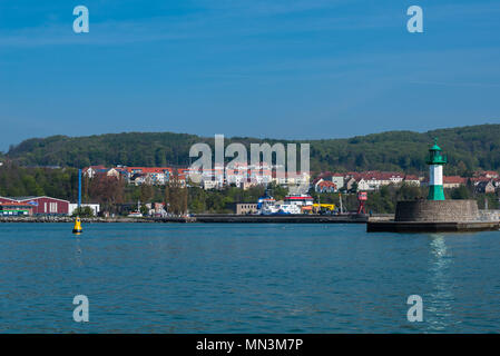 Il porto-sito di Sassnitz, pier con faro, isola di Rügen, Mar Baltico, Meclemburgo-Pomerania Occidentale, Germania, Europa Foto Stock