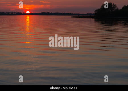 Vista dal villaggio Altefähr lungo il litorale di Rügen, Mar Baltico, Meclemburgo-Pomerania Occidentale, Germania, Europa Foto Stock