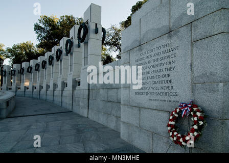 Il Memoriale della Seconda Guerra Mondiale la scritta sulla parete può essere letto. Situato a Washington DC. Foto Stock