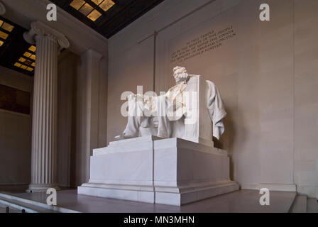 Un tempo di notte colpo di Abraham Lincoln della statua all'interno del Lincoln Memorial. Situato sul National Mall di Washington DC. Foto Stock
